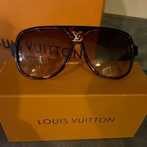 Louis Vuitton sun glasses and gift bag set
